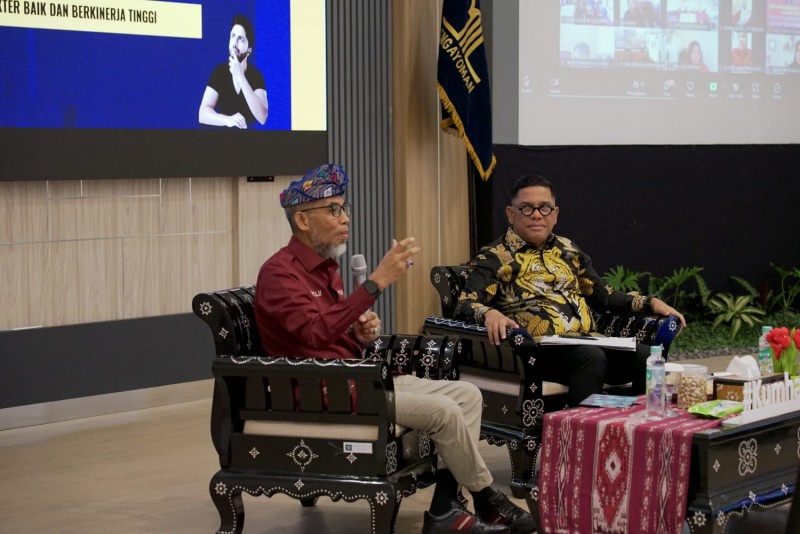 Foto Suasana Khidmat Kepala BPSDM Kumham, Razilu saat Memberikan Arahan pada Kamis (05/09/2024) kepada Kepala Kantor Wilayah Kemenkumham NTB, Parlindungan, beserta Jajaran serta Seluruh Kepala UPT Se-Pulau Lombok di Aula Kantor Wilayah Kemenkumham NTB (Sumber: Humas Lapas Kelas IIB Selong)
